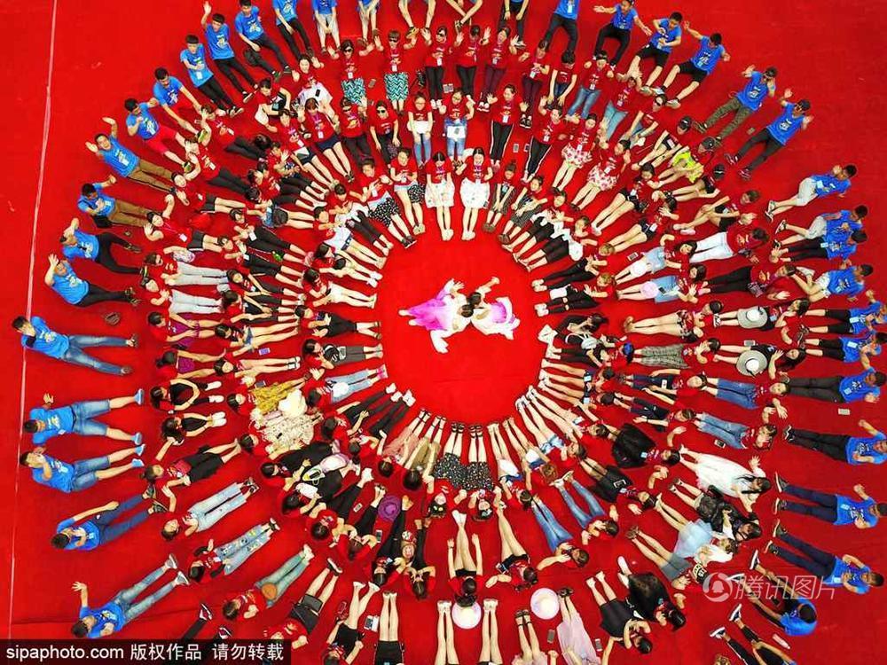 罕见大撞脸！130对双胞胎同框合影傻傻分不清(图)