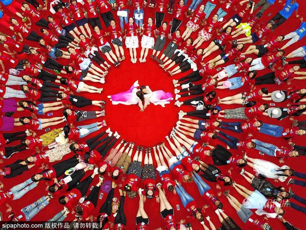 罕见大撞脸！130对双胞胎同框合影傻傻分不清(图)