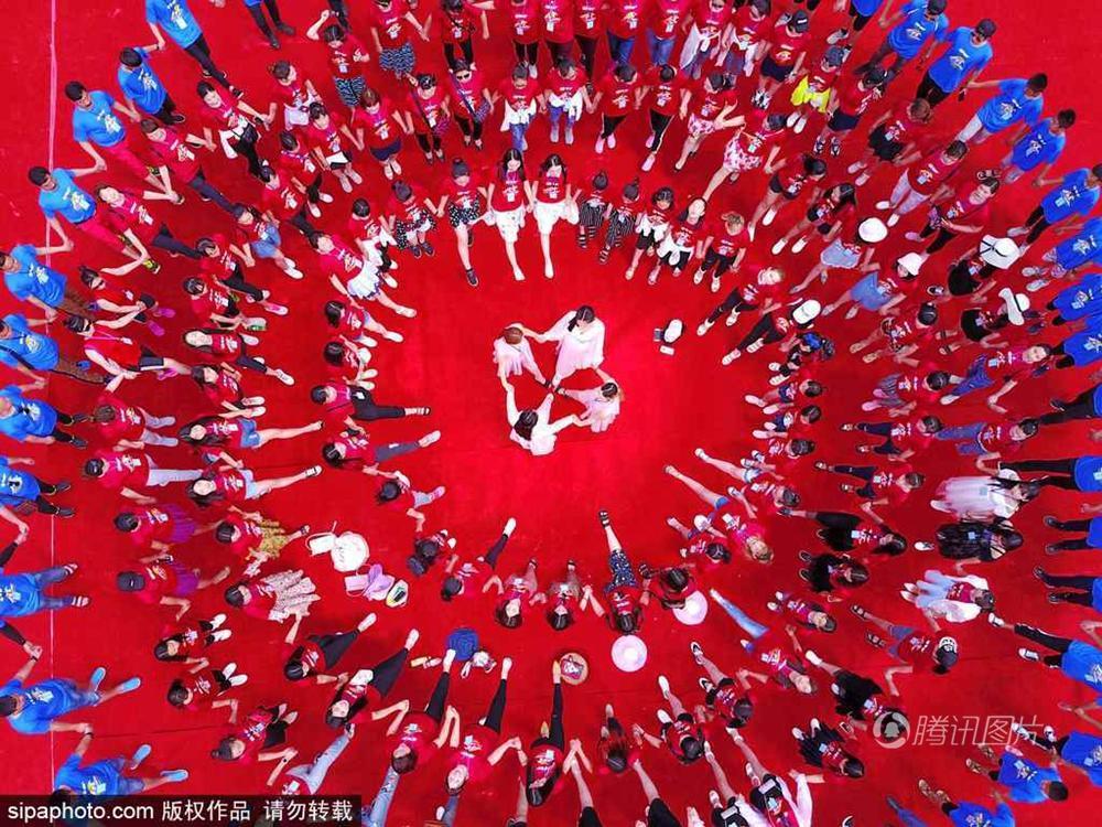 罕见大撞脸！130对双胞胎同框合影傻傻分不清(图)