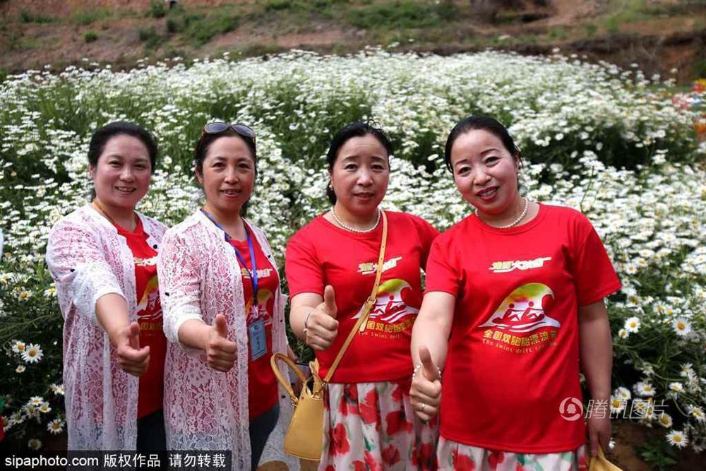 罕见大撞脸！130对双胞胎同框合影傻傻分不清(图)