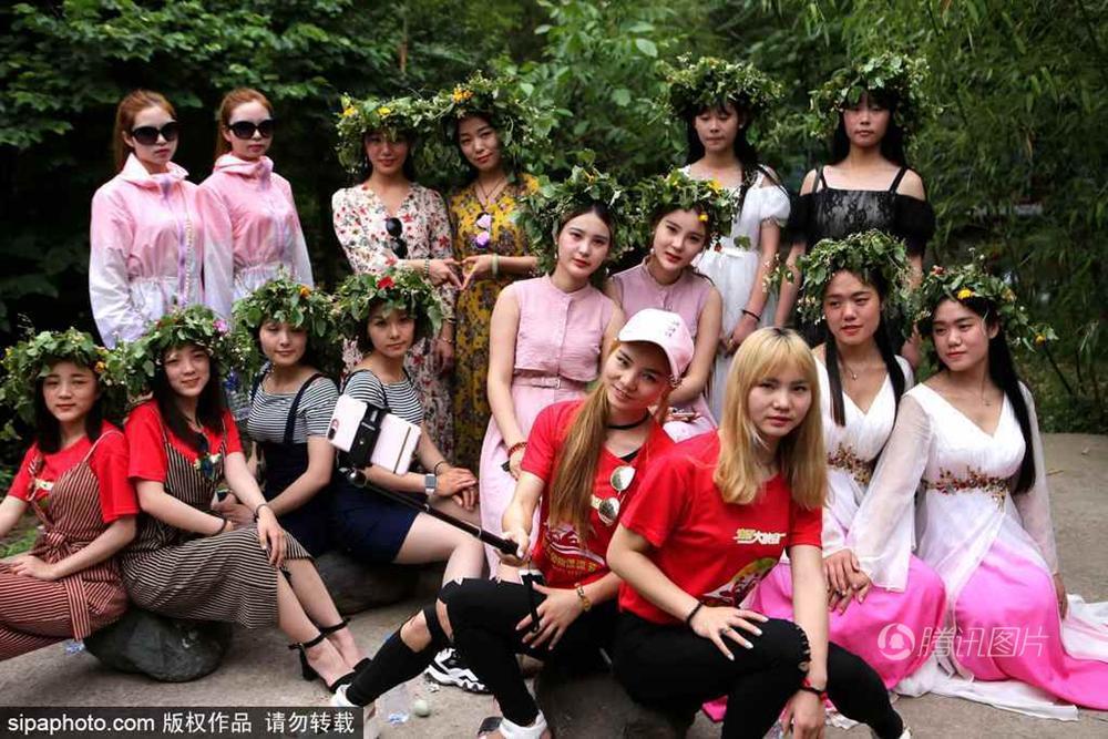 罕见大撞脸！130对双胞胎同框合影傻傻分不清(图)