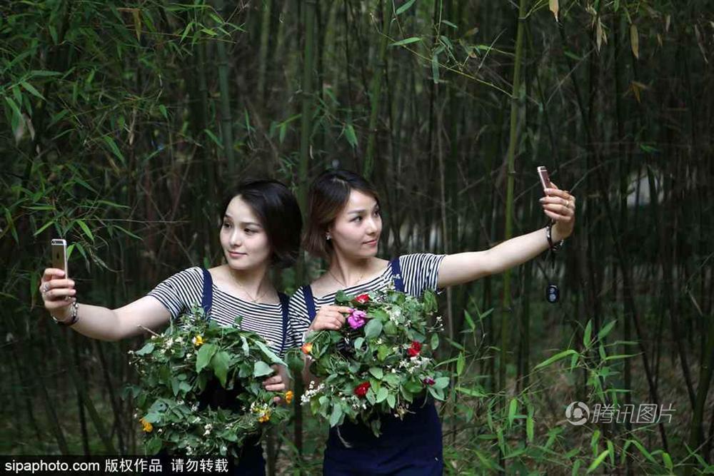 罕见大撞脸！130对双胞胎同框合影傻傻分不清(图)