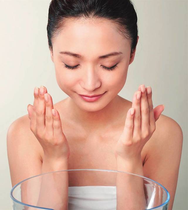 毛孔粗大、皮脂分泌过多?教你3分钟轻松洗颜术