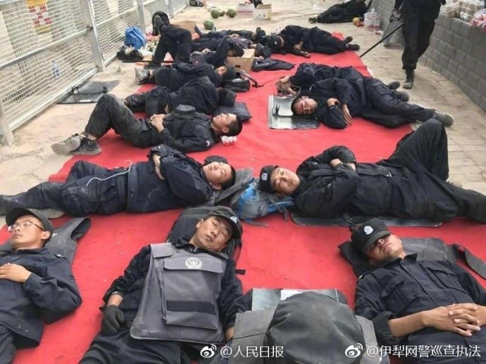 新疆警察的普通照片 却感动了无数网友 (组图)