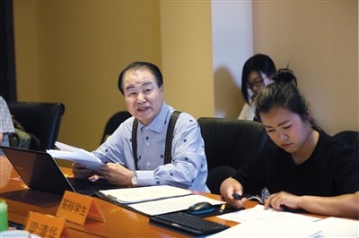 75岁韩国老人在华拿下两博士 同学们称作金爷