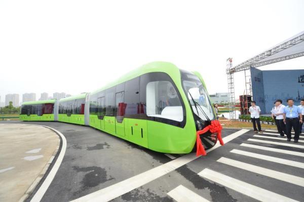 中国中车发布全球首列“无轨列车” 可在公路行驶