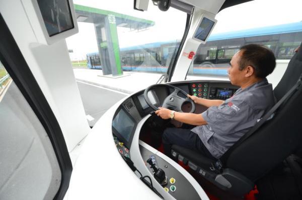 中国中车发布全球首列“无轨列车” 可在公路行驶