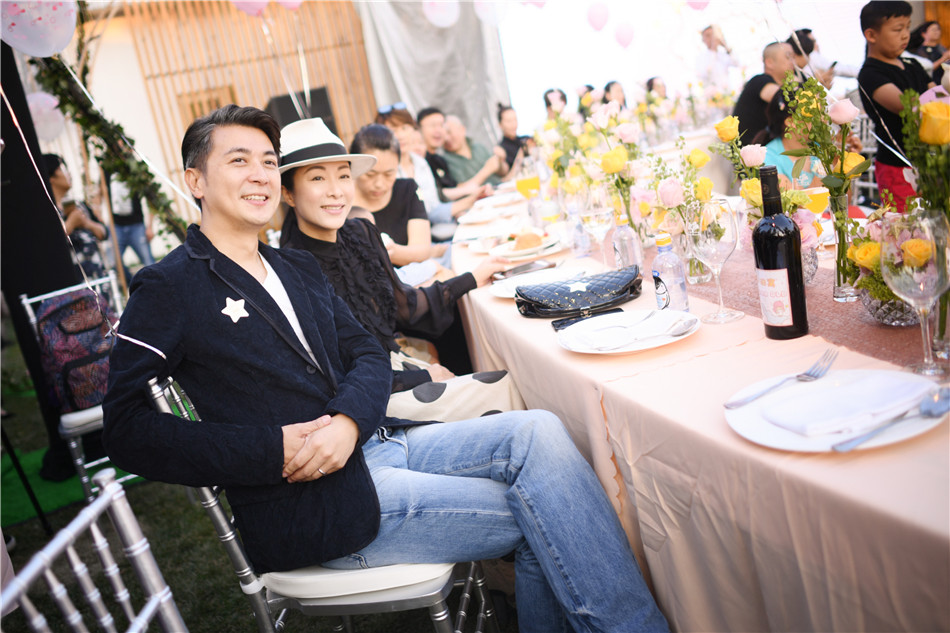高云翔董璇女儿小酒窝周岁宴 圈内好友聚集