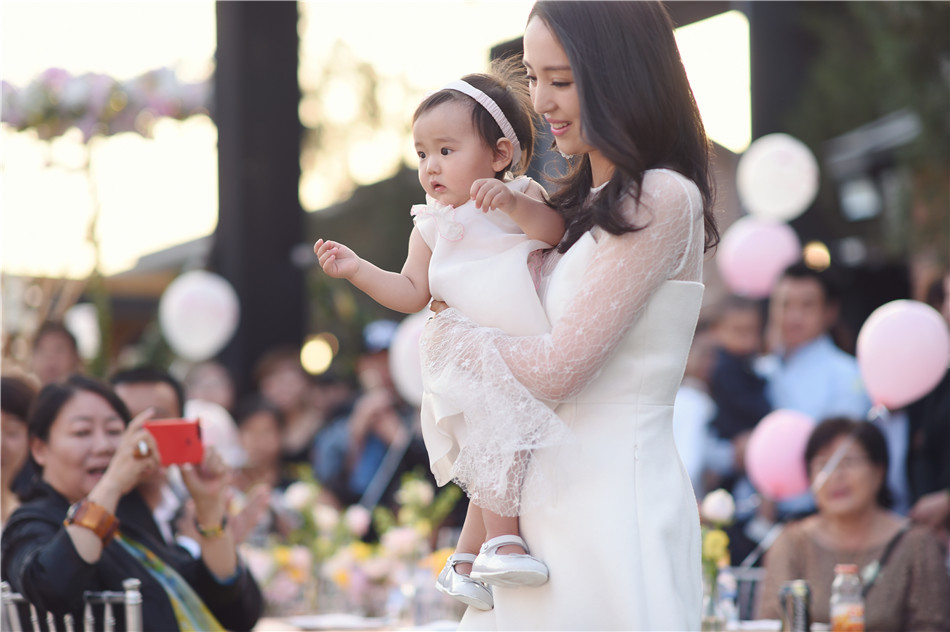 高云翔董璇女儿小酒窝周岁宴 圈内好友聚集