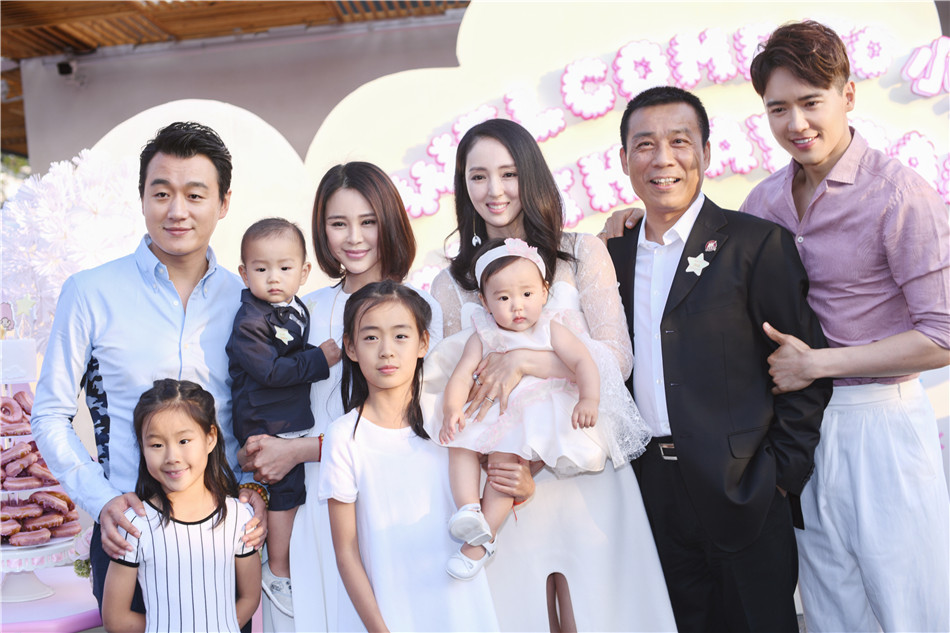 高云翔董璇女儿小酒窝周岁宴 圈内好友聚集
