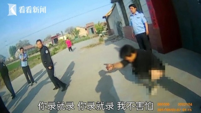 “女村霸”撒泼当众脱裤小便 尿不出还怪警察(图)