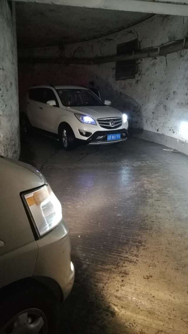 女司机误入“魔鬼”车库 束手无策发朋友圈自嘲