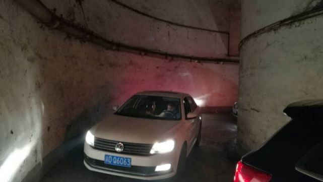 女司机误入“魔鬼”车库 束手无策发朋友圈自嘲