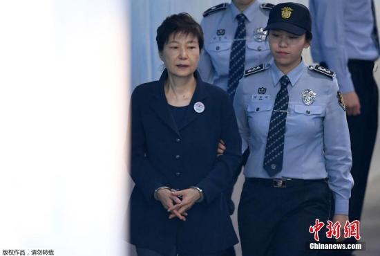 朴槿惠今日再次出庭受审 手上戴保护套引人注
