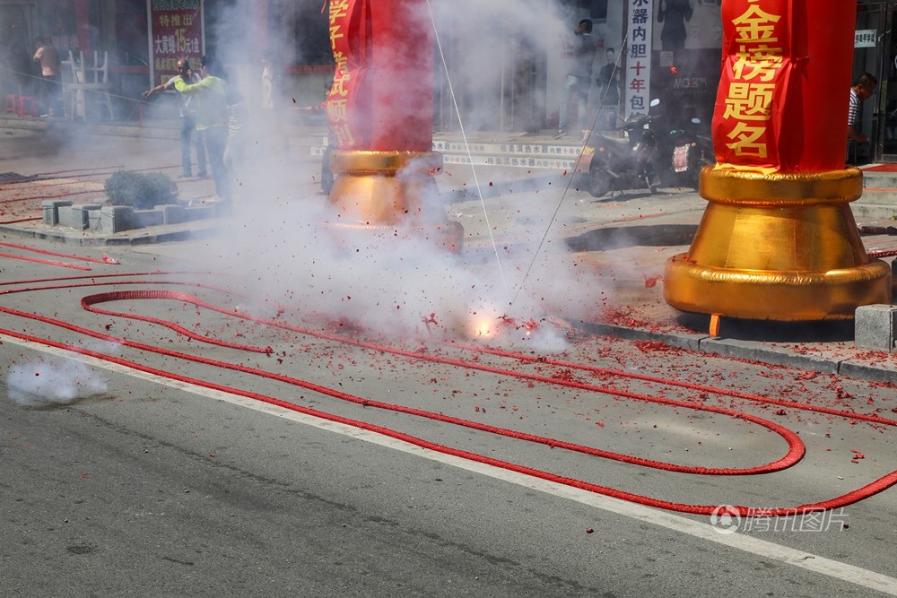 小镇连续22年百里送考 3万乡亲放炮壮行 (高清图)