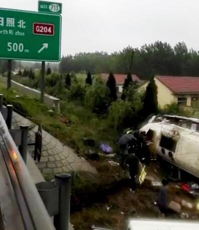 山东枣庄开往青岛客车侧翻:车上载30余人 已致7人遇难 - 德财兼备 - 德财兼备的博客 山东枣庄开往青岛客车侧翻:车上载30余人 已致7人遇难 - 德财兼备 - 德财兼备的博客