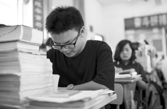 长沙一复读生的高三:打篮球来缓解压力 做最后