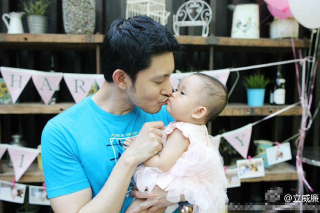 立威廉晒女儿周岁照 大眼萌娃 妻子李乐诗近照