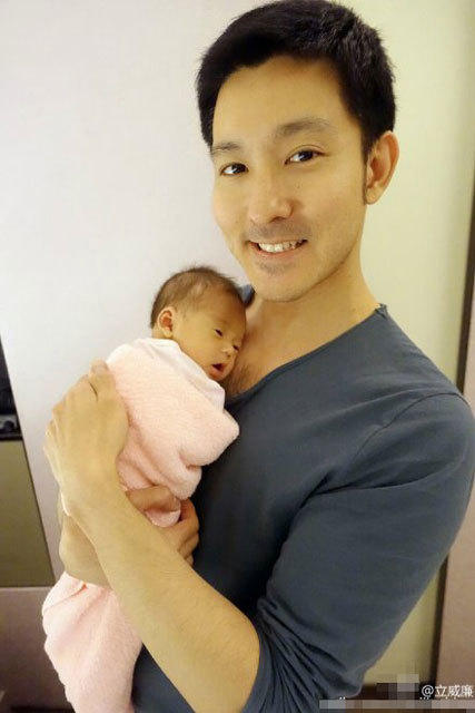立威廉晒女儿周岁照 大眼萌娃 妻子李乐诗近照