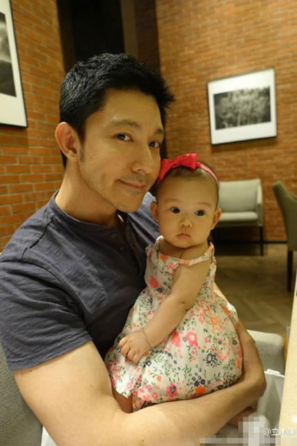 立威廉晒女儿周岁照 大眼萌娃 妻子李乐诗近照