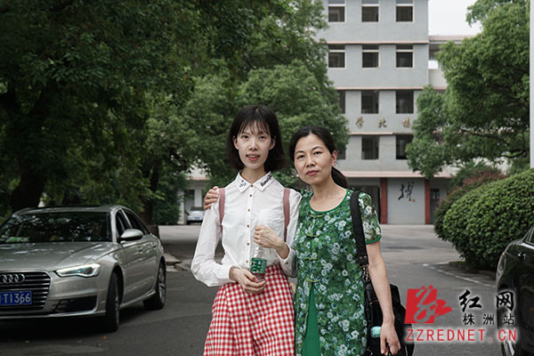 株洲高三女生腹腔积水 忍住病痛走进 一个人的