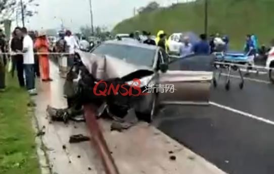 今早杭州一小车失控撞向路边 2名环卫工不幸身亡