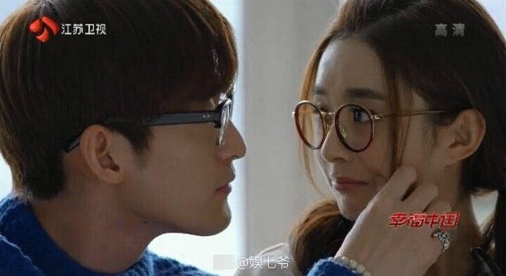 赵丽颖的小圆脸有魔性 合作男演员都要捏一捏(图)