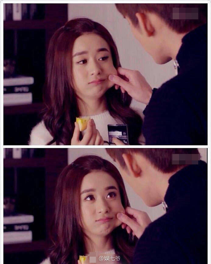 赵丽颖的小圆脸有魔性 合作男演员都要捏一捏(图)