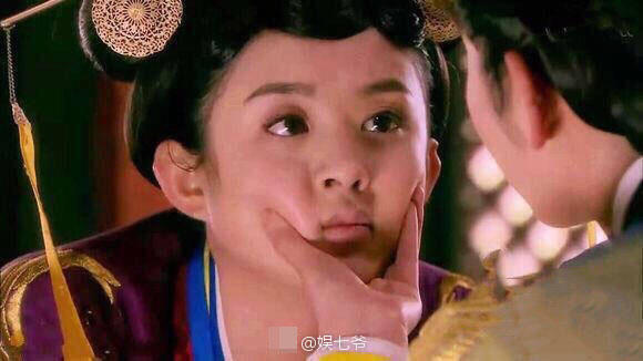 赵丽颖的小圆脸有魔性 合作男演员都要捏一捏(图)