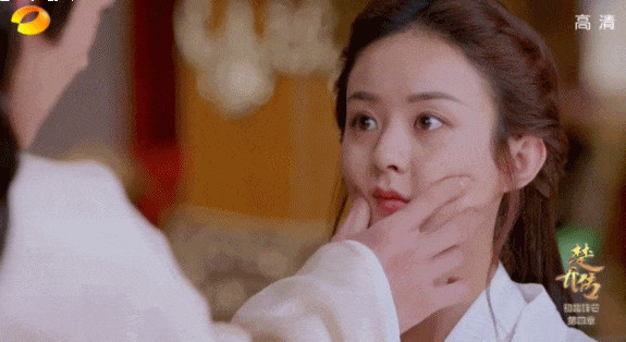 赵丽颖的小圆脸有魔性 合作男演员都要捏一捏(图)