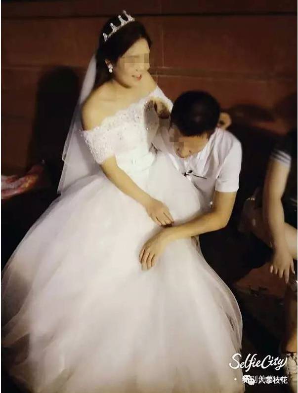 求婚婚纱图片_美女穿婚纱现场求婚