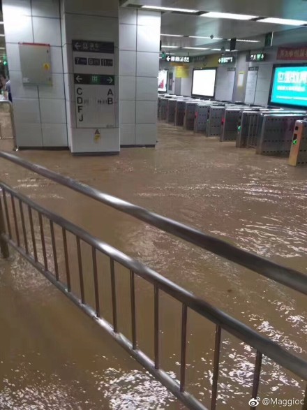 台风&quot;苗柏&quot;登陆深圳 地铁车公庙站被淹 (组图)