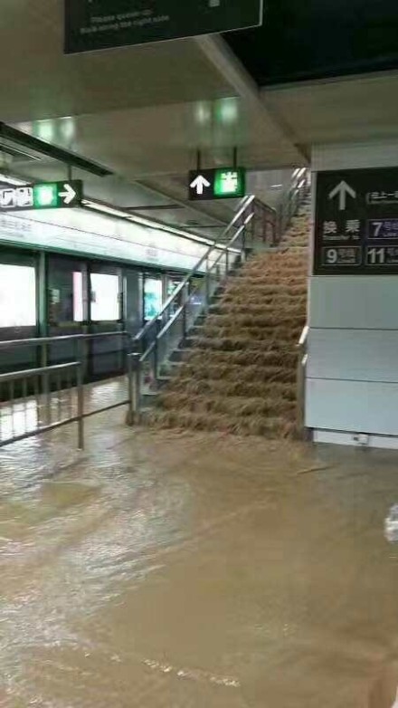 台风&quot;苗柏&quot;登陆深圳 地铁车公庙站被淹 (组图)