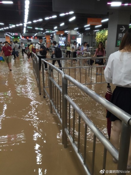 台风&quot;苗柏&quot;登陆深圳 地铁车公庙站被淹 (组图)