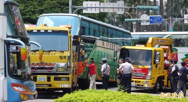 台湾90辆游览车开往蔡英文办公大楼抗议 (组图)