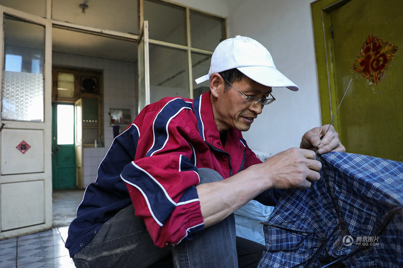 辽宁乡村教师捡破烂10年招非议 回应称我没病