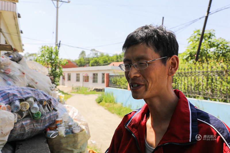 辽宁乡村教师捡破烂10年招非议 回应称我没病