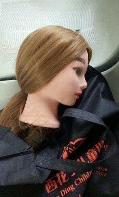 车长捡到手提袋后交给调度员 打开后所有人吓一跳