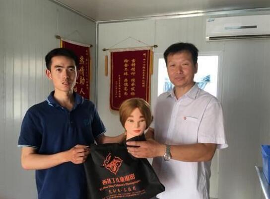 车长捡到手提袋后交给调度员 打开后所有人吓一跳