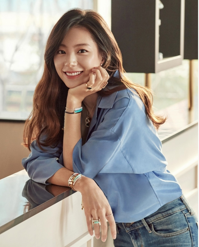 35岁辣妈韩佳人晒腿赛31岁朴秀珍!