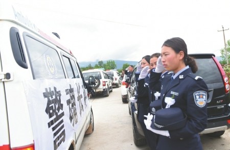 凉山缉毒民警牺牲 上万群众自发上街送英雄最后一程