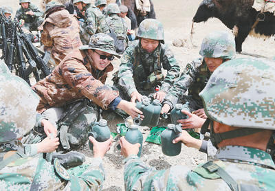 新疆边防战士巡逻遭狼包围 不停拉枪栓与其对峙