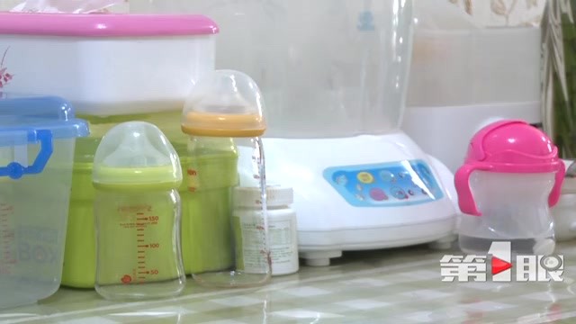 重庆一月嫂照顾宝妈和双胞胎 月薪5万