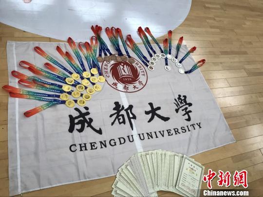 成都大学生超炫花样跳绳 一年狂揽23金