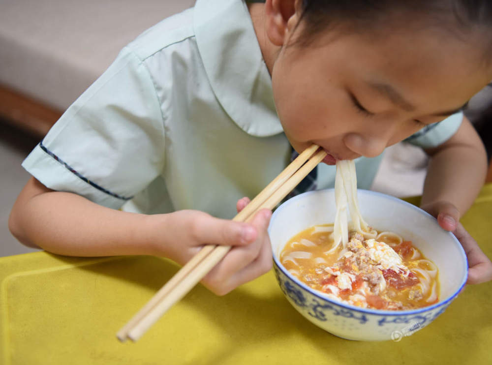 跨境学童的一天：6点多起床 住深圳香港上学(图)