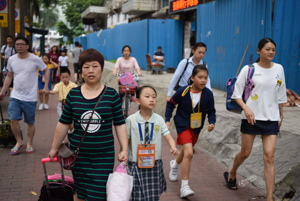 跨境学童的一天：6点多起床 住深圳香港上学(图)