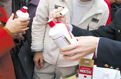 触目惊心!长沙查处假冒飞天茅台酒窝点