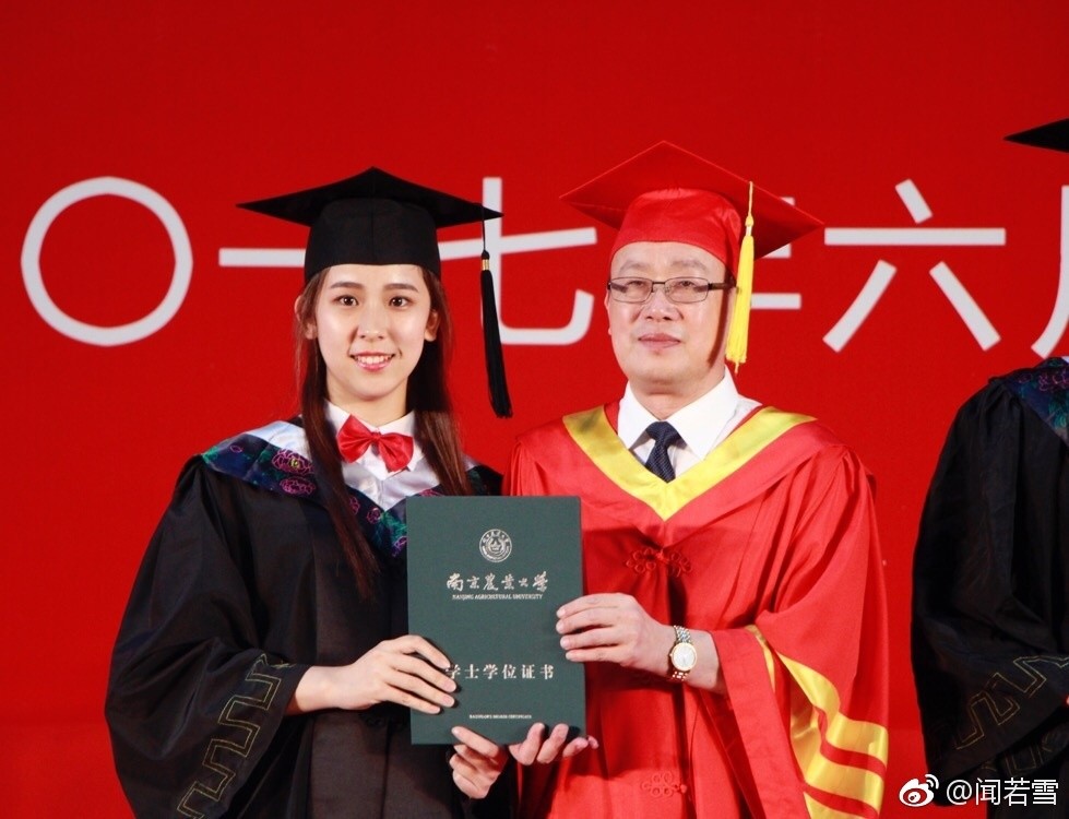 女学生毕业亲校长：每年都有想亲校长都没成功 这次我圆满了