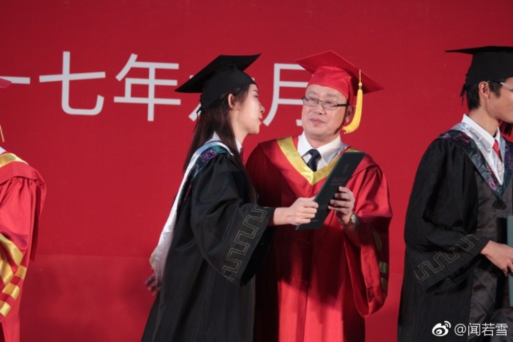 女学生毕业亲校长：每年都有想亲校长都没成功 这次我圆满了