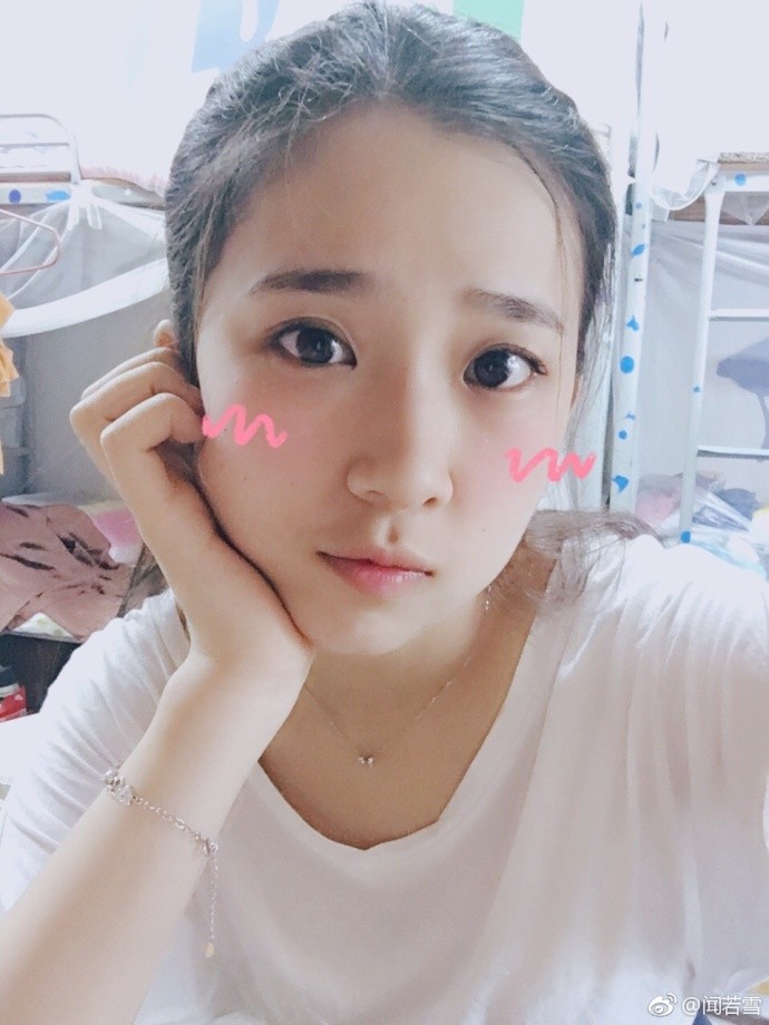 女学生毕业亲校长：每年都有想亲校长都没成功 这次我圆满了